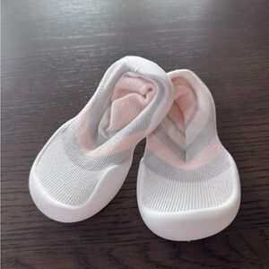 Tiny Explorings Size 6-12 Months Brand New Soft Pink and Gray Kids Sock Shoes